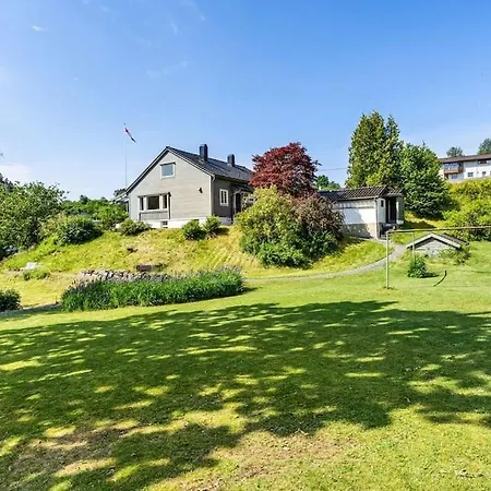 Praktfull Sjoeiendom Med Naust Og Brygge! Holiday home